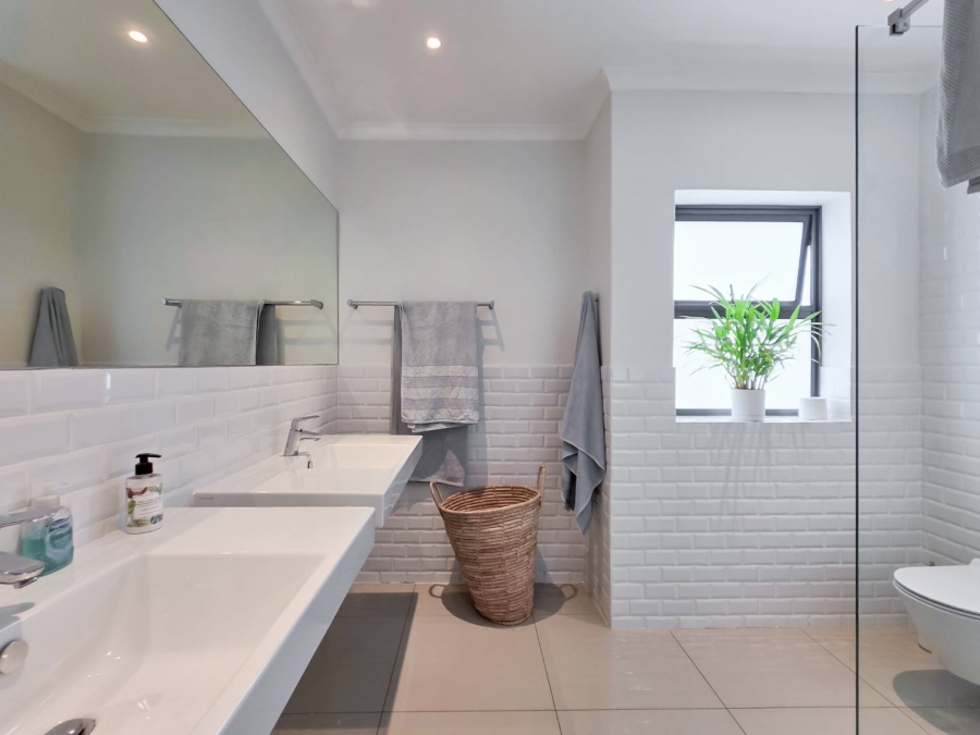 To Let 4 Bedroom Property for Rent in Oranjezicht Western Cape